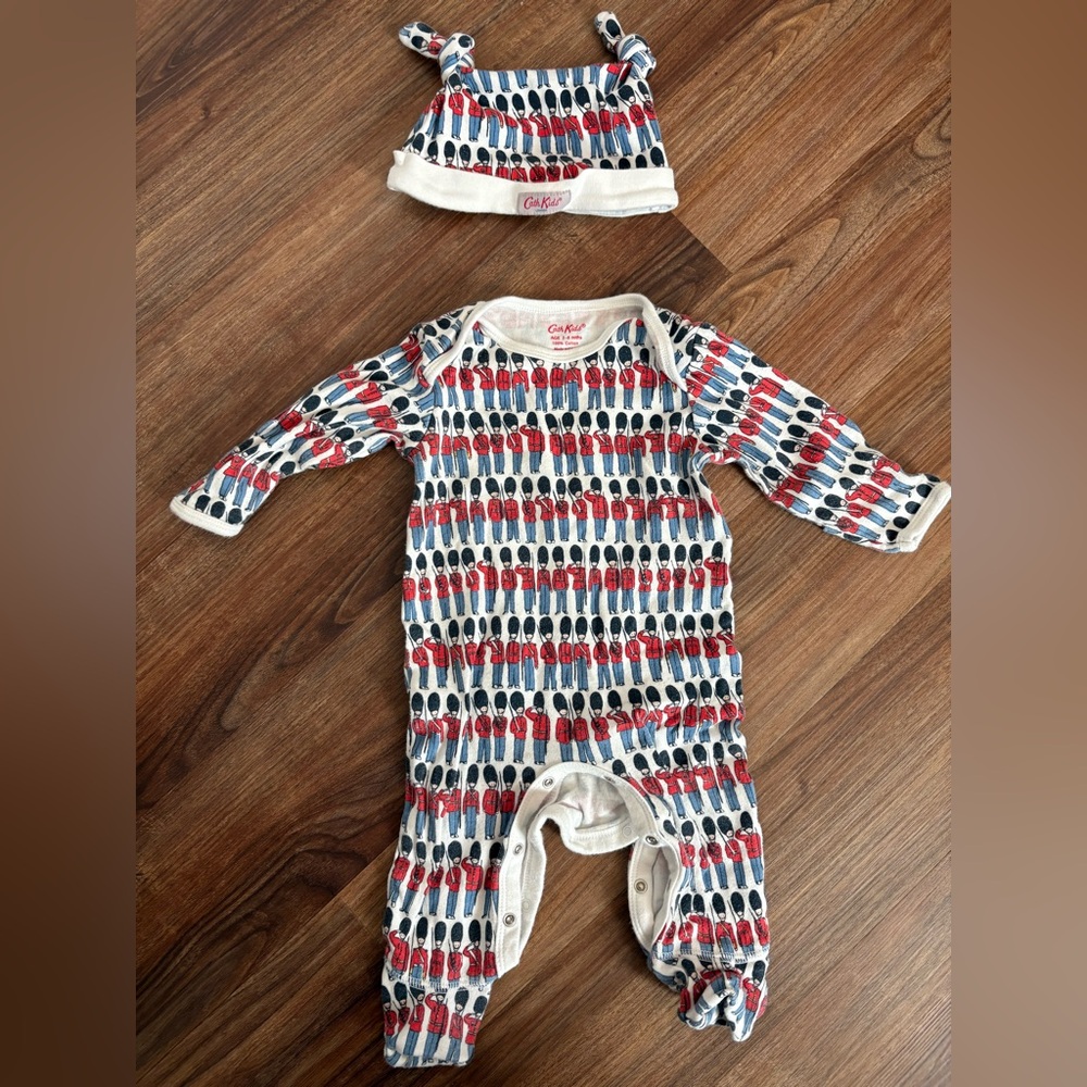 Cath Kids “London guards” bodysuit with hat